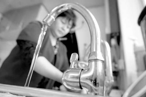 專家談為何飲用水污染事件頻發:政府做的不夠